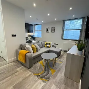 Clock Tower Retreat - - Seaside And Shops Brighton